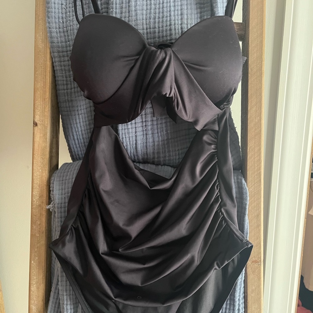 A Ché one piece swimsuit. EUC. No fading or piling!